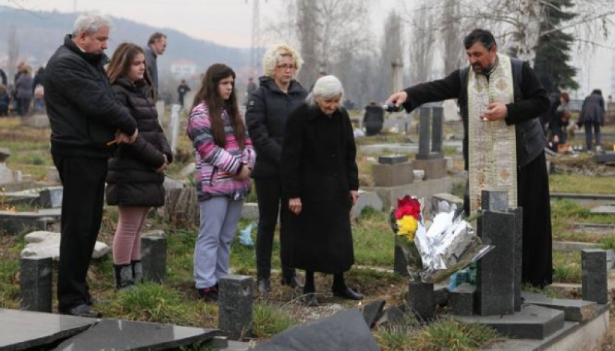 Srbi organizovano obiÅ¡li grobove u juÅ¾nom delu Mitrovice